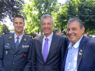 Brevetierung in der Kloster Kirche St. Urban, Apéro im Garten. Stefan Christen Schulkommandant, Heinz Karrer Economiesuisse-Präsident und Christian.