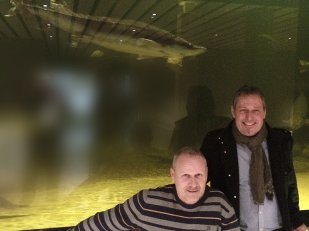 Fondue-Essen bei Markus Bösiger im Keller vor dem verglasten Fischteich.