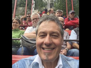 Ein Selfie auf der Gelmerbahn, der steilsten Standseilbahn Europas. Sie führt von Handegg, 1'400 hinauf zum Gelmersee 1'850 m ü. M.