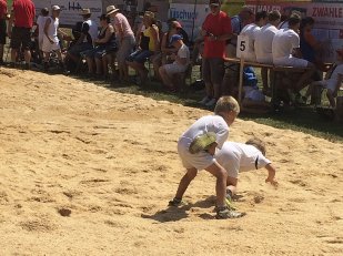 Es wurde gerungen und geschwungen am 79. Berner Kantonalen Nationalturntag in Kernenried.